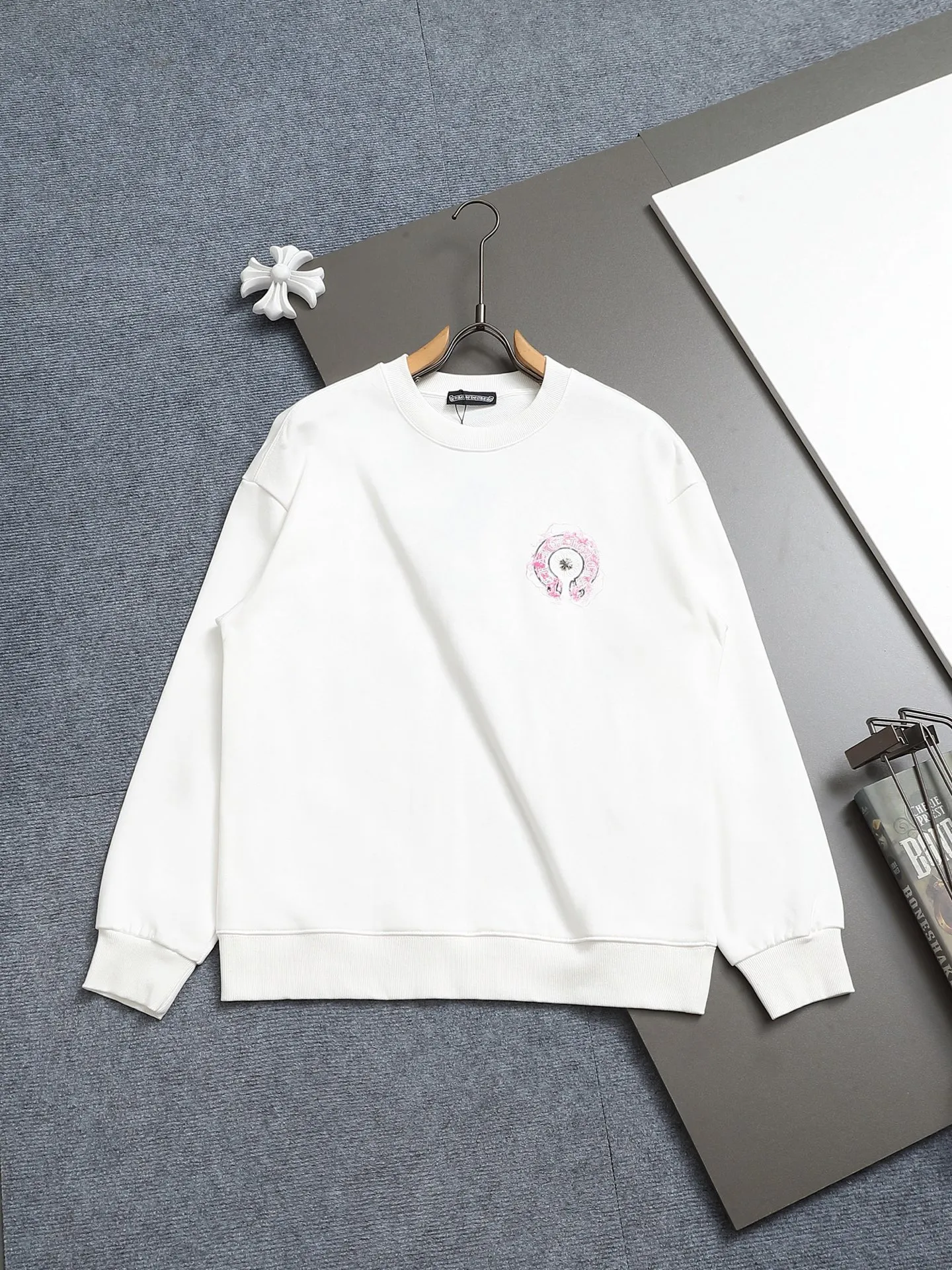 P250 Chrome hearts ch Chrome hearts cross horseshoe LOGO round-neck sweatshirt with thousands of needle embroidery crafts. Large version. Loose and stylish. The difference is the low version, the slim version, the upper body and the crotch. 100% commitment: top quality, not fast food. The highest version on the market. Top quality, 450 grams. 26 custom-dyed double yarn cotton, the same style for men and women, complete with three standards. Color: Black White Size: SMLXL
